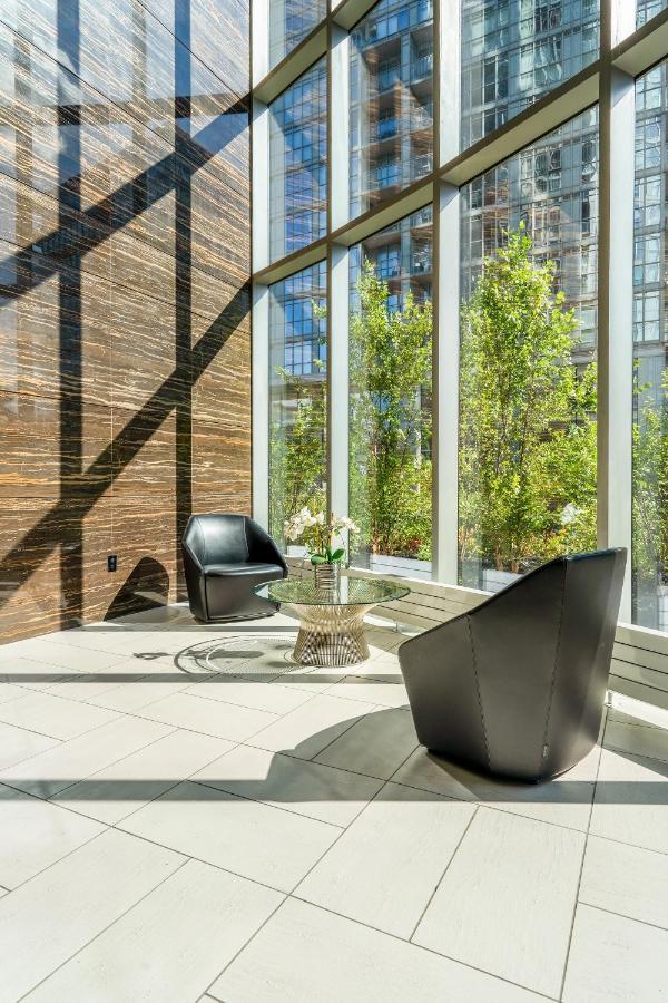 Family Oriented Downtown Toronto 2Bdrm Condo With Parking & Office Space Экстерьер фото