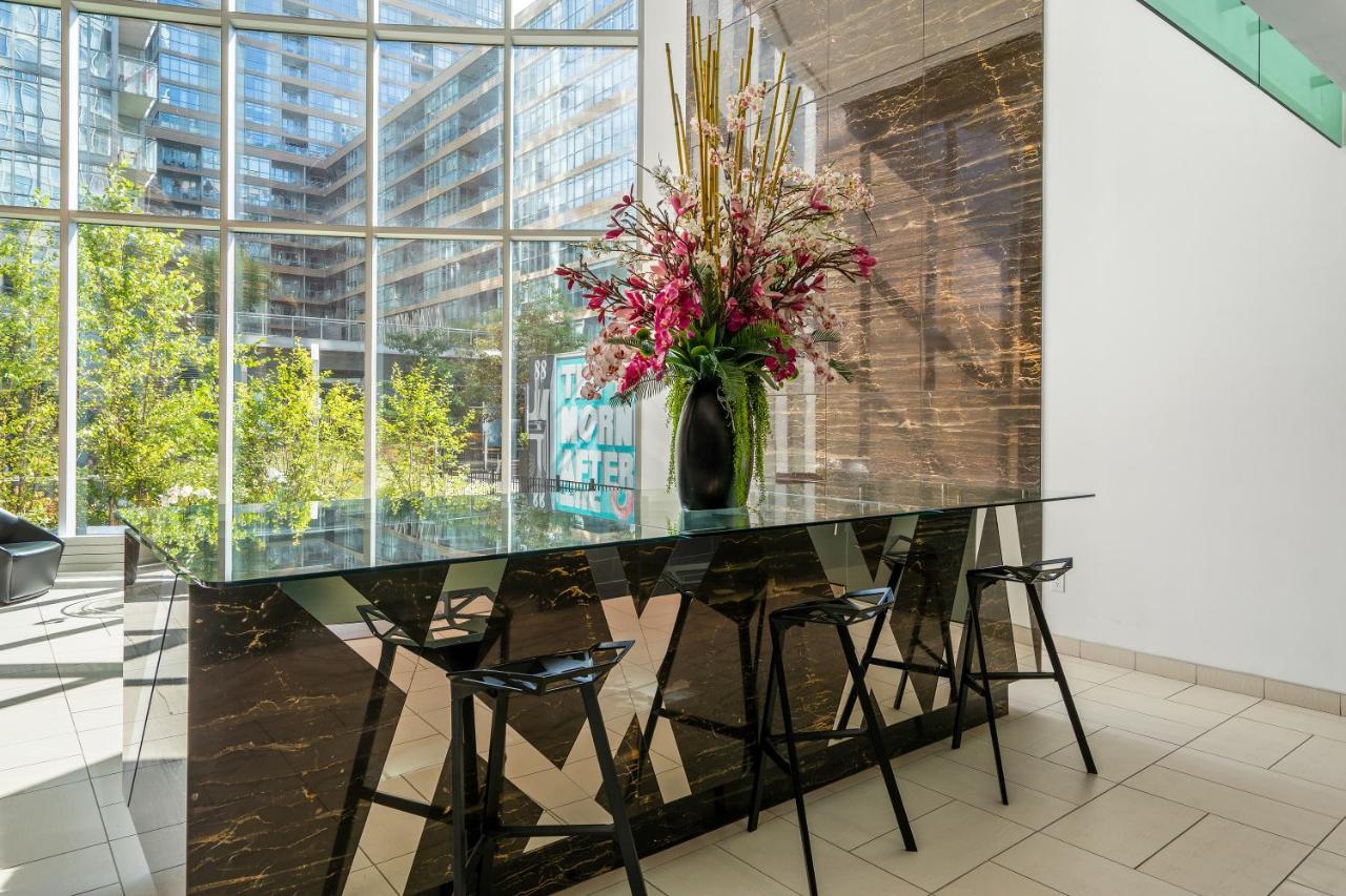 Family Oriented Downtown Toronto 2Bdrm Condo With Parking & Office Space Экстерьер фото