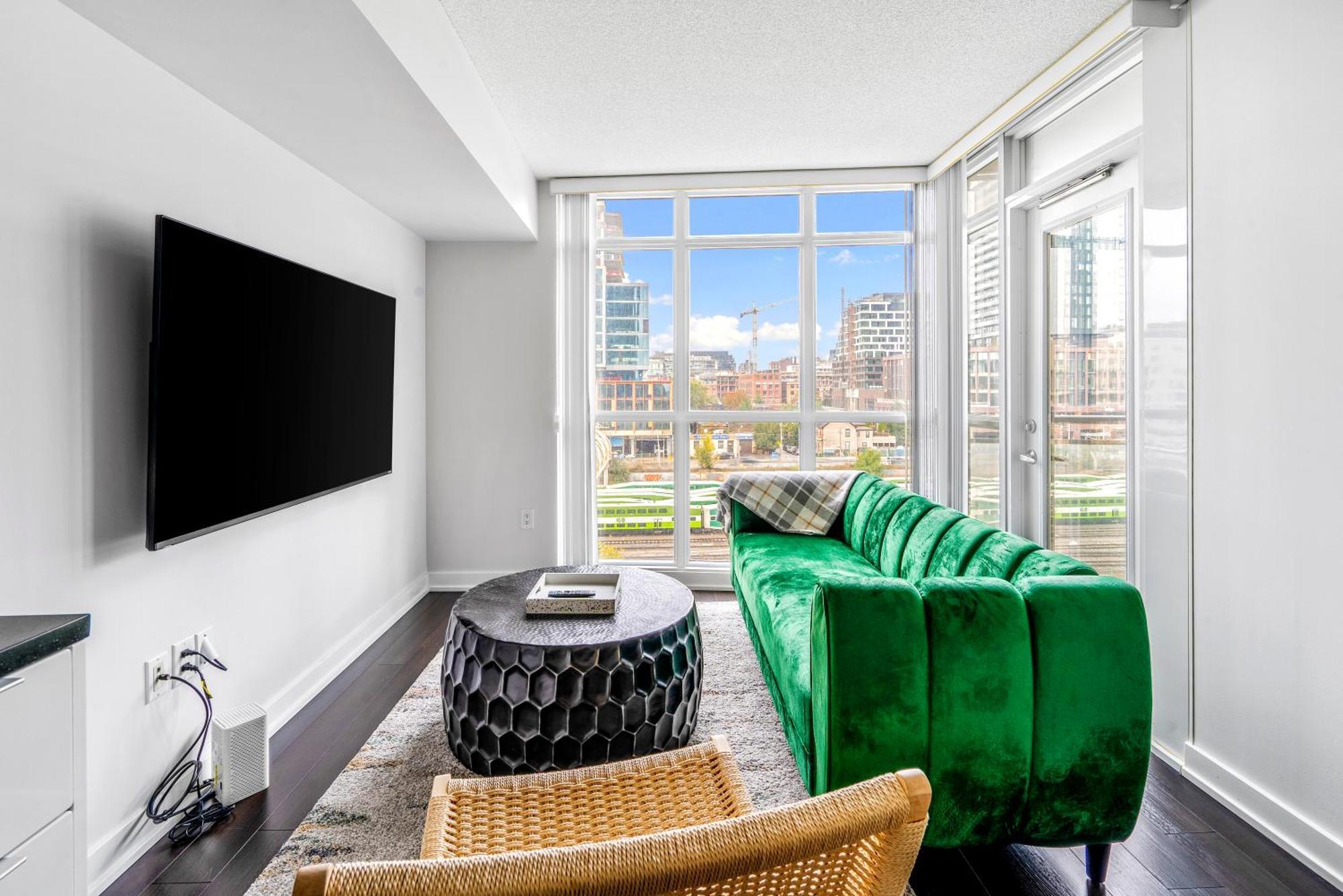 Family Oriented Downtown Toronto 2Bdrm Condo With Parking & Office Space Экстерьер фото