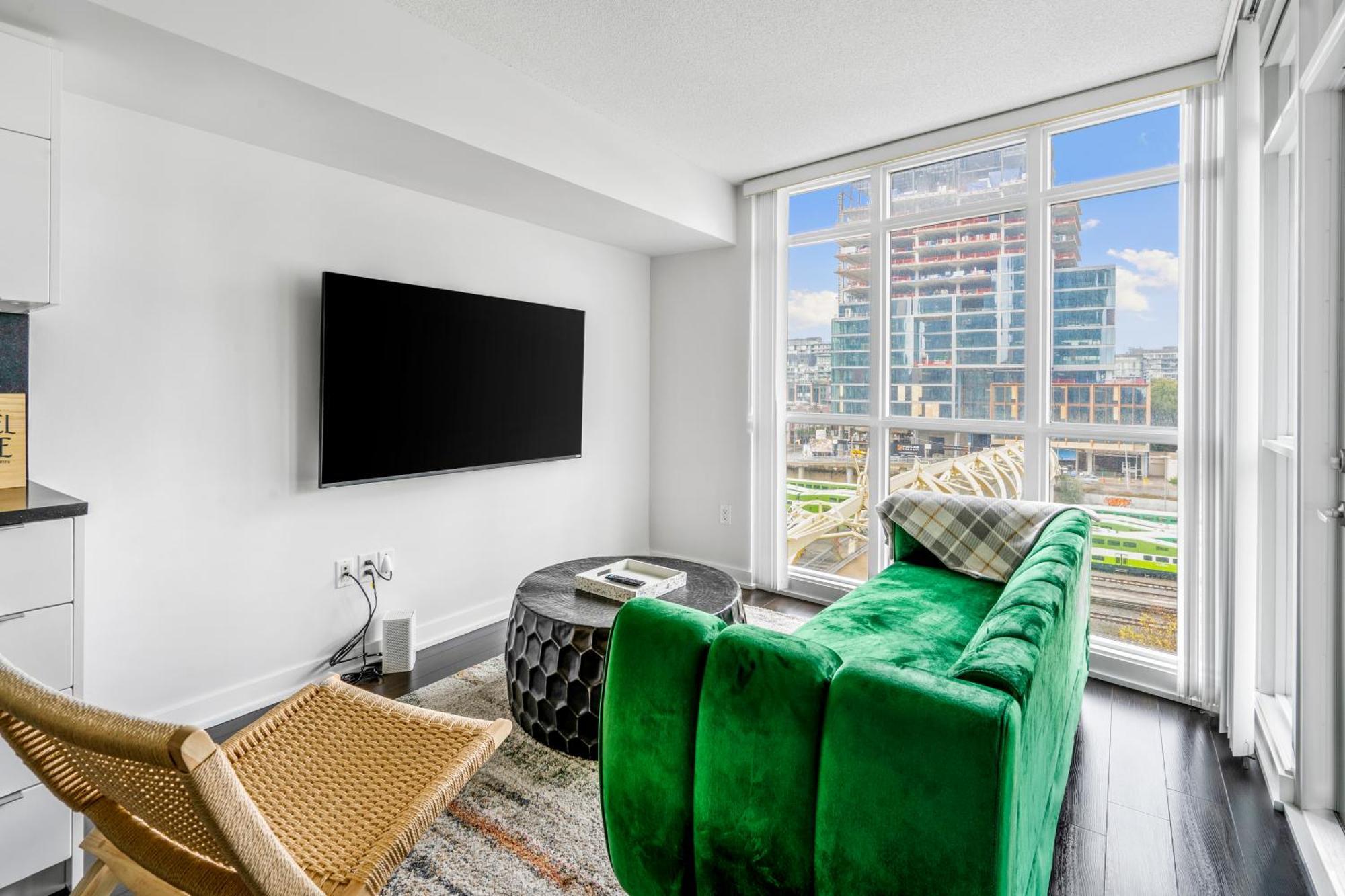 Family Oriented Downtown Toronto 2Bdrm Condo With Parking & Office Space Экстерьер фото